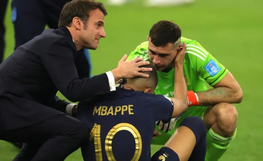 Coupe du monde 2022 : les Bleus "nous ont rendu immensément fiers et nous ont fait vibrer", déclare Emmanuel Macron