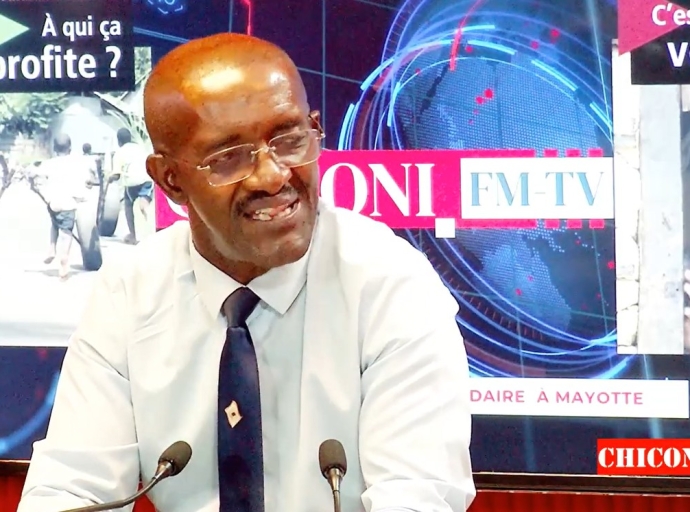 Mr ADINANI Said Ali pour parler des ses livres